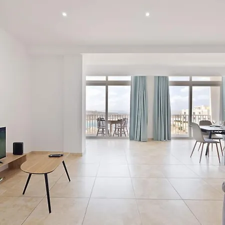 Apartment Spacious Bay View With Balcony By Homely! *