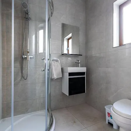Spacious Bay View With Balcony By Homely! *