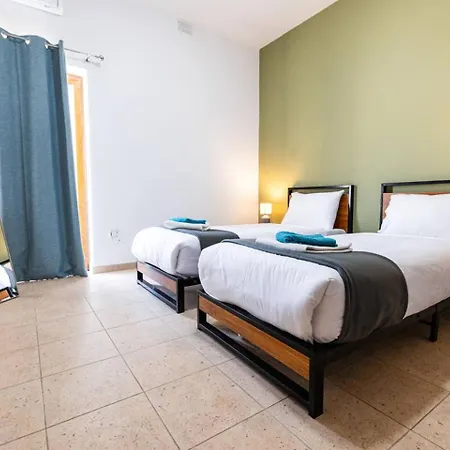 Spacious Bay View With Balcony By Homely! *