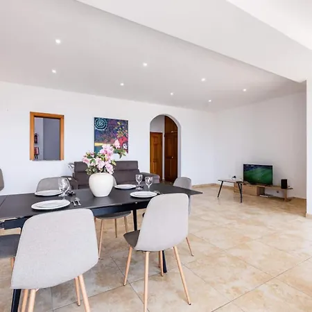 Spacious Bay View With Balcony By Homely! Apartment